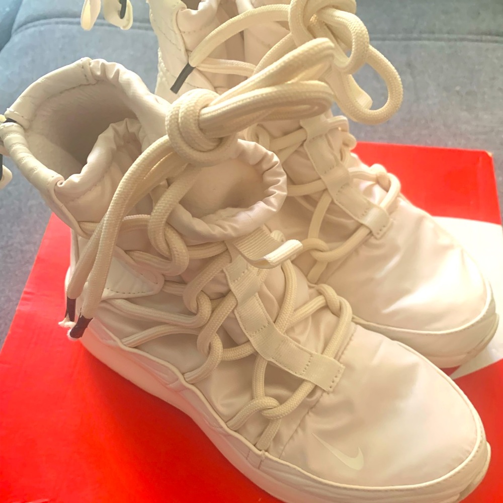 Phantom woman’s Nike snow boots/ winter boots